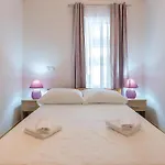 Semesterbostad 3 Bedroom Amazing In Sikici *
