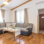 Semesterbostad 3 Bedroom Amazing In Sikici *