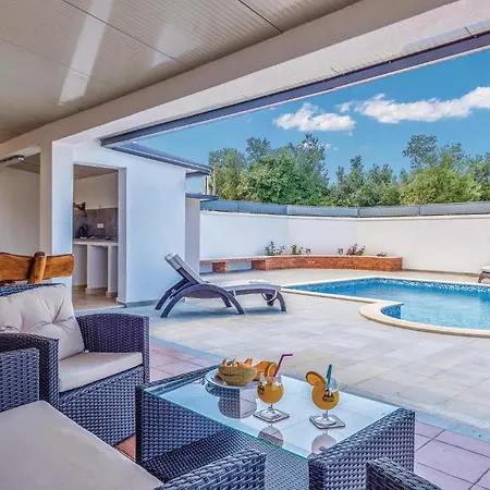 Holiday home 3 Bedroom Amazing In Sikici