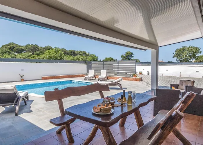 3 Bedroom Amazing In Sikici 펜션 풀라